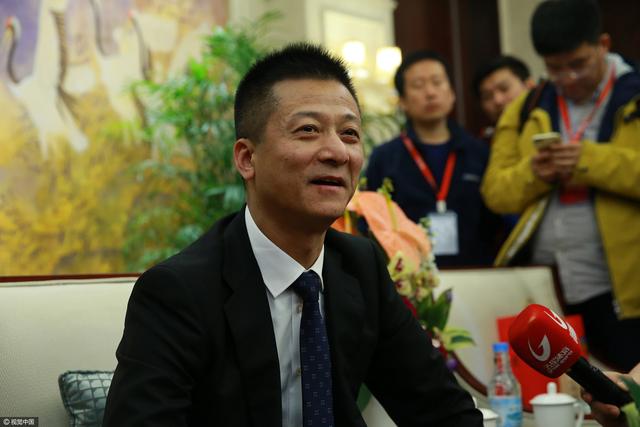 活动上二人跟粉丝大玩游戏，胜出者便有机会跟他们合照。