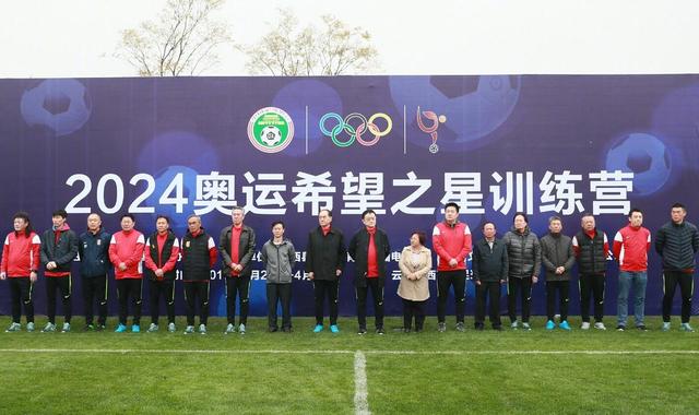 | (2/9) 组图：《歌舞青春》凡妮莎·哈金斯当妈 被拍离开医院！