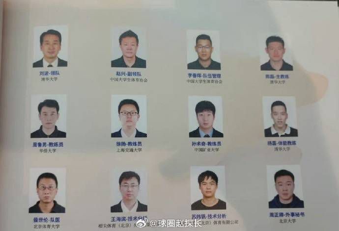 杨幂一身黑色礼服搭配绿色耳环,她在晚宴上时而托腮沉思,时而与高层老外亲热交谈。