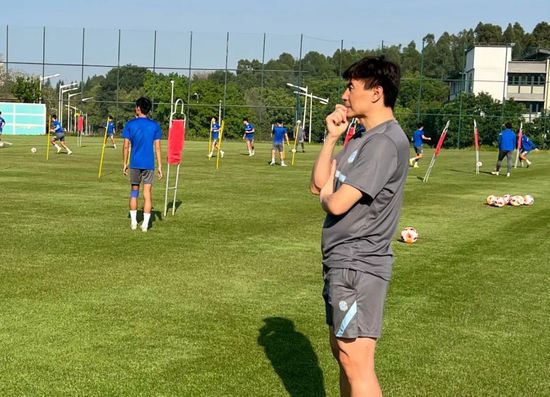 嘉玲表示做生意和演戏可以同 王家卫获艺术勋章爱妻现身 梁朝伟、张震均到场 2013-05-06 国际著名导演王家卫，5月5日携妻子、御用演员梁朝伟、张震、著名摄影师杜可风等电影团队等，一同现身法国驻港领事官邸，见证法国外交部长给他颁发“艺术与文学司令勋章”，表扬他在电影艺术方面的贡献，王家卫受 泽东电影周年晚宴 王家卫梁朝伟苏菲·玛索现身 2016-03-23 3月22日，香港，王家卫、杜琪峰、侯孝贤、梁朝伟、张震、苏有朋、苏菲·玛索、李光洙、张榕容，柯佳燕、叶童等在香港出席“泽东电影公司25周年晚宴”。