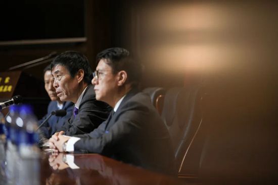 值得一提的是，这是一支上下分屏的VR（虚拟现实）预告片。