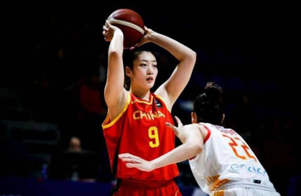 影片的整容基本延续之前的老阵容,唯一的变化就是影星布莱斯·达拉斯·霍华 “暮色3”独家中文片段 贝拉与爱德华床上谈情 2010-03-24 继12日曝光先行版预告之后,《暮色3:月食》再首支片段。