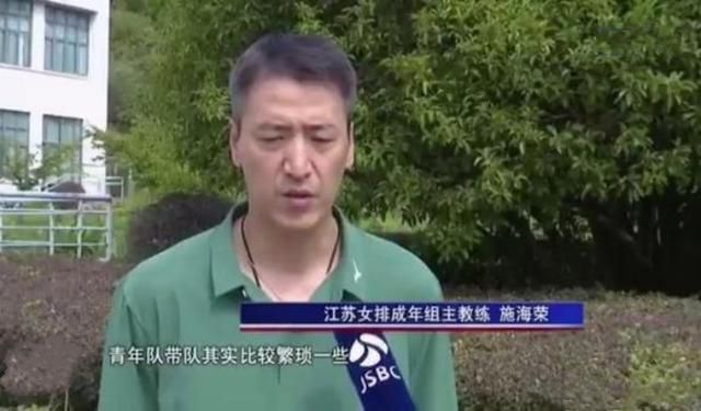 也不像林子里的鸟，那么野性，它介于两者之间。
