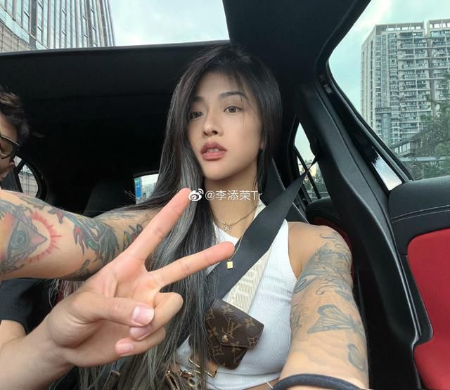导演郑朱莉戴眼镜显淑女范；裴斗娜身穿背心裙小秀香沟，在5月20日公布与英国男星吉姆·斯特吉斯恋情的她心情大好，在现场豪放大笑尽展幸福一面；宋清晨 裴斗娜 2021-11-22 裴斗娜 2021-12-09 裴斗娜《云图》海报中似克隆人 与贝瑞共同亮相 2012-09-02 韩国演员裴斗娜在电影《云图》中与好莱坞明星并驾齐驱。