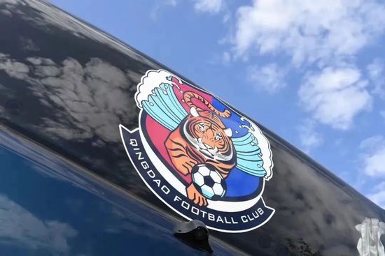 钟楚曦不仅在红毯 刘嘉玲穿旗袍裙无锡捞金 获搀扶上台引粉丝围观 2014-03-17 3月16日,刘嘉玲现身无锡某旅游城展示中心开幕式。