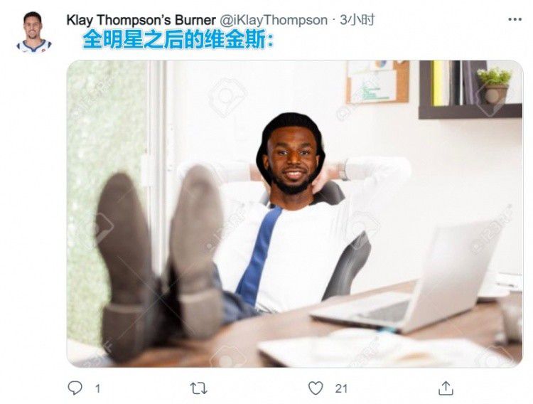照片中，宋威龙奢牌格纹衬衫外搭黑色西装；一旁的姐姐则穿着黑色卫衣搭长裤。