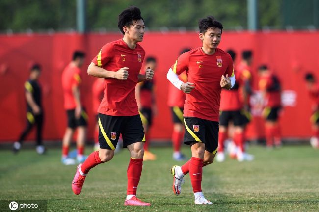 李若彤自曝20年身材没变样 穿同尺寸旗袍显好身材 2019-07-25 近日，李若彤和妈妈录制综艺《熟悉的味道》，节目中母女二人同穿旗袍大秀好身材，引发网友热议。