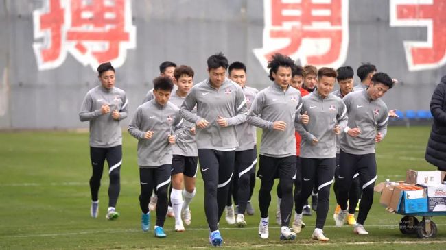 主演新剧《肯尼迪》聚焦著名政治家族 2 堪比时装周!