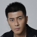 当天甜茶一席All Black造型帅气亮相，鳄鱼皮休闲西装帅气逼人，野性十足，但造型加持的气场都 甜茶曝姐弟恋？