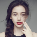 当晓丽问及这句电影中的誓言，胡亦芳平静回应：“我们渔民的生命，一只脚在船舱，一只脚在棺材里。