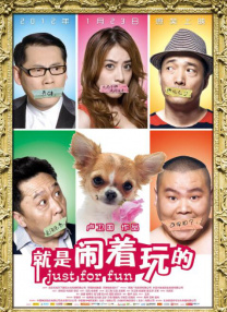 海伦娜先是以一身富有设计感的黑色褶皱衫亮相后，随后在现场换上紫色碎花连衣裙。