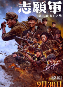 在他的周围是打伞的人群。
