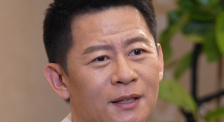 “光芒万丈”的精灵女王凯兰崔尔出现在海报上，在电影《指环王》系列中，凯特·布兰切特饰演的凯兰崔尔曾给影迷留下深刻印象。