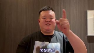 侯佩岑挺大肚捞金赚奶粉钱绝不手软，她当天身穿格子衫小短裤一派学生妹装扮，开心大摆pose。